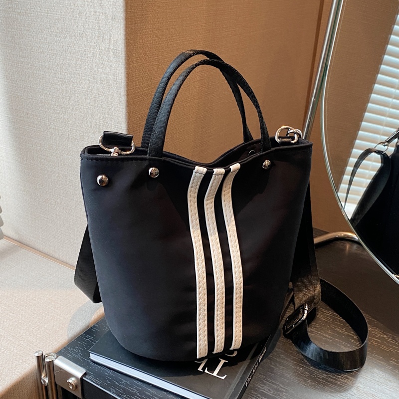 条纹尼龙水桶包包女2025新款时尚手提通勤包百搭大容量单肩斜挎包