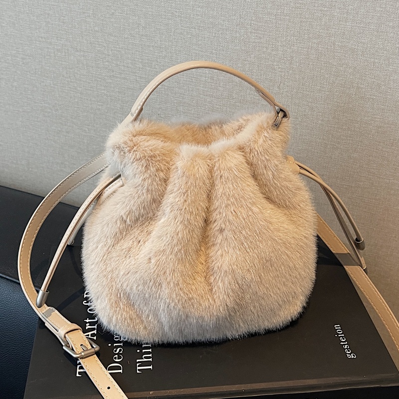 可爱手提毛毛小水桶包斜挎手机包