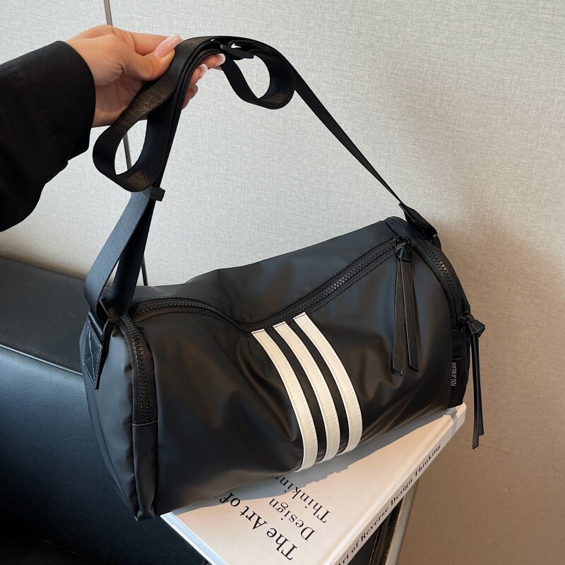尼龙布圆筒包包女休闲潮通勤单肩枕头包大容量小众百搭运动斜挎包
