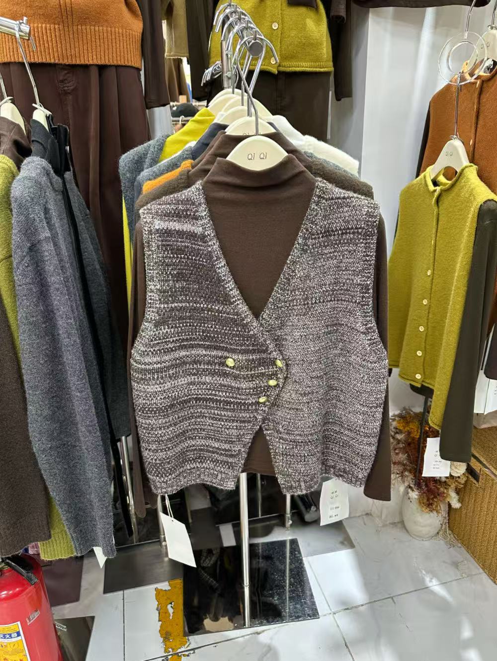 V领拼色休闲外穿马甲女2025新款秋冬叠穿复古洋气港风时尚马夹潮