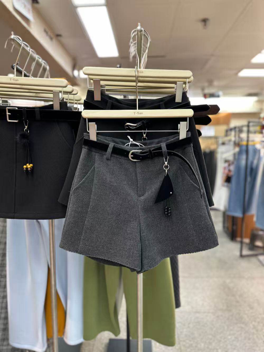 高腰显瘦口袋休闲短裤女2025冬季新款时尚百搭复古洋气宽松热裤潮