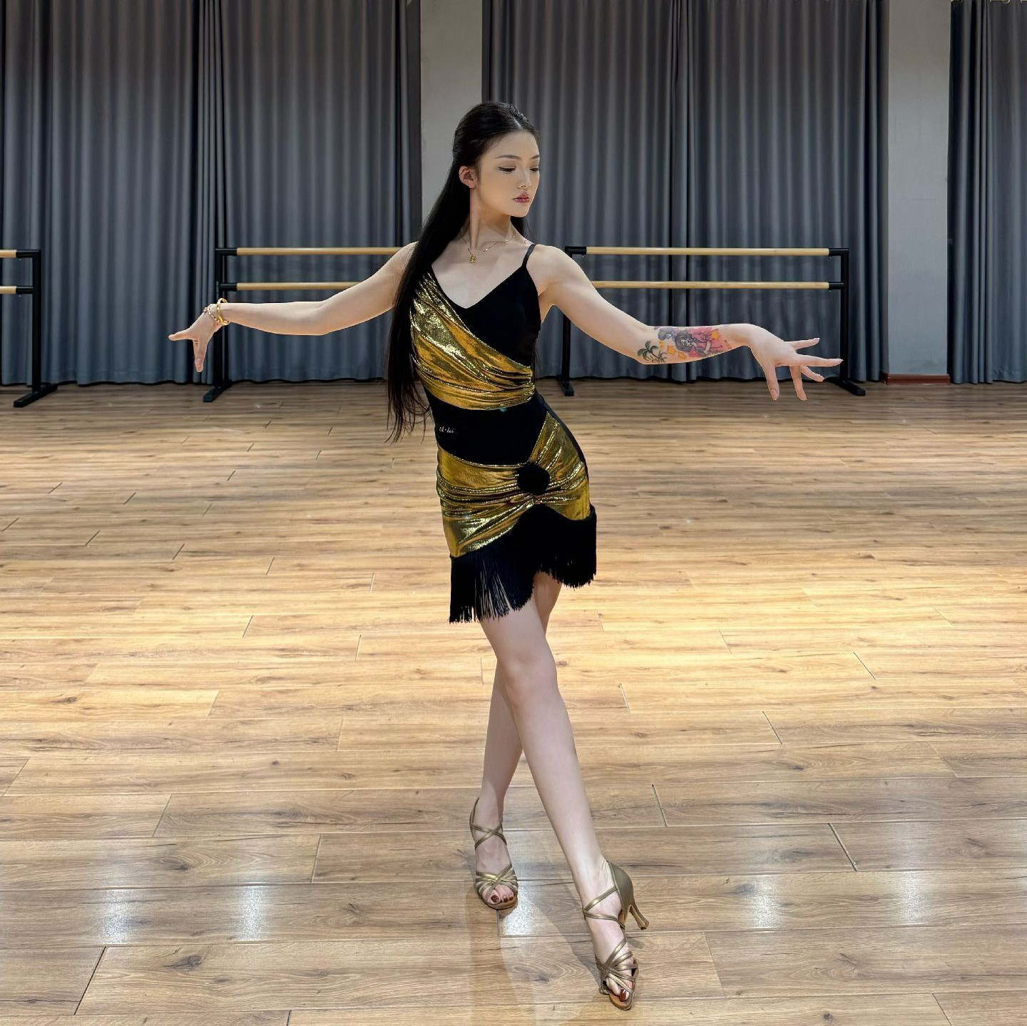 Min舞服Alei金色拼接吊带流苏裙分体套装练功服女成人拉丁舞服