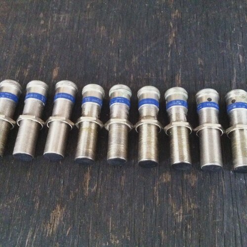 Lot of 9 TELEMECANIQUE XS1M18PA370A INDUCTIVE PROXIMITY SWIT