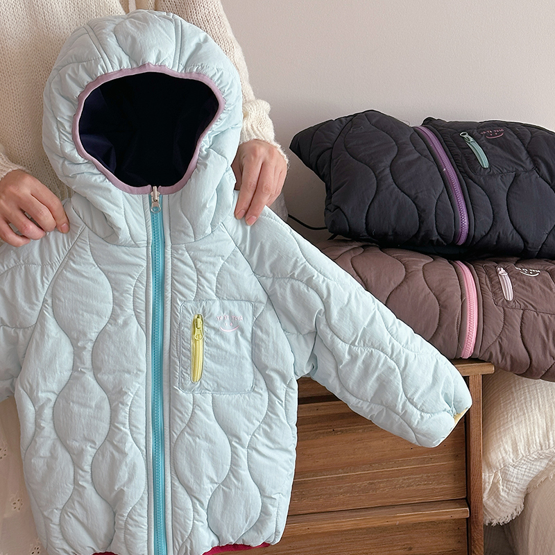 小女孩撞色时髦衣服休闲棉衣