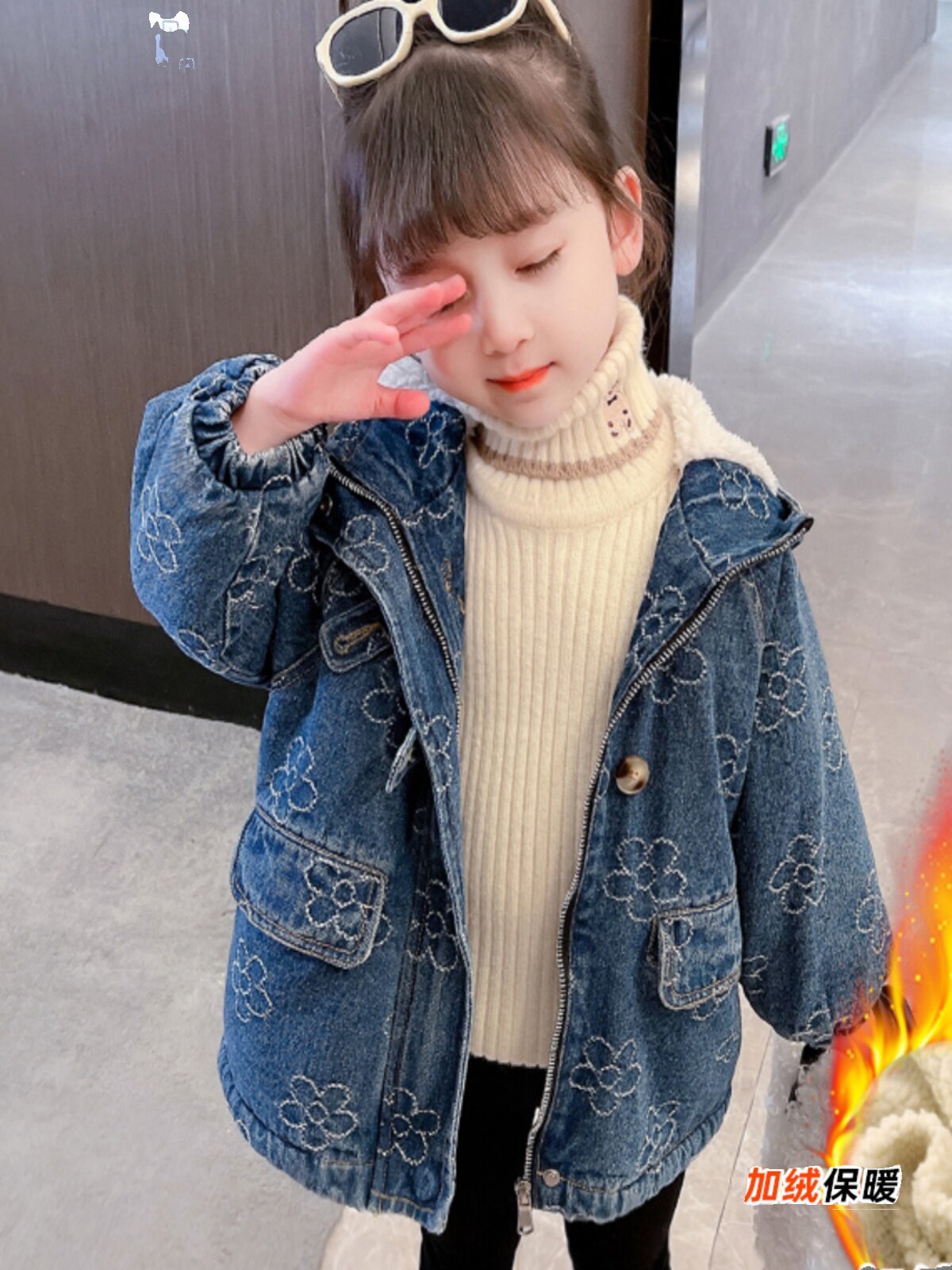 어린이 수 놓은 꽃 윈드 브레이커 플러스 벨벳 2024 새 여자 플러스 벨벳 데님 겨울 의류 소녀 늦가을 두꺼운 코트