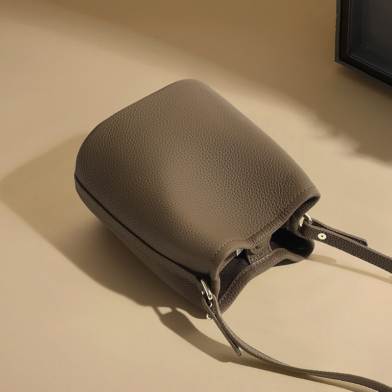 Viney水桶包包女2026新款秋冬真皮女包小众轻奢高级感软皮斜挎包