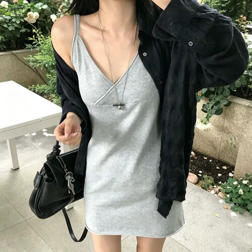 V领卷边吊带针织连衣裙