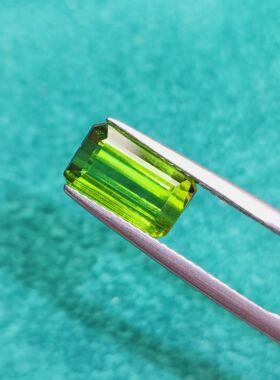 3.3ct天然绿碧玺黄绿色尺寸6*10mm厚5.3mm晶体干净颜色闪亮漂亮