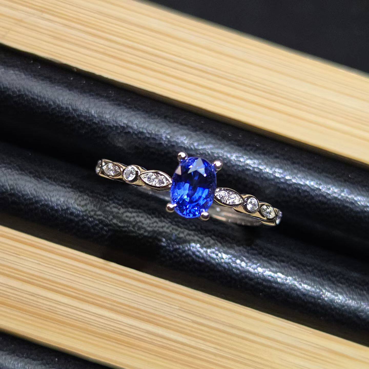 天然蓝宝石戒指精品货指标全在线重量0.83克拉尺寸4.2*5.8mm净体