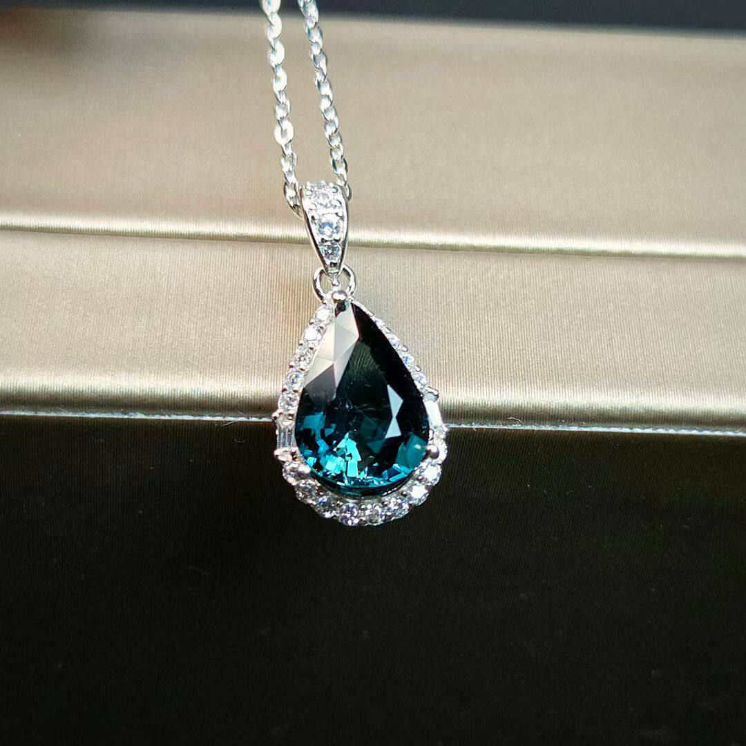 纯天然蓝碧玺吊坠重量2.1克拉水滴形7.7*11mm色泽具有蓝宝石特质