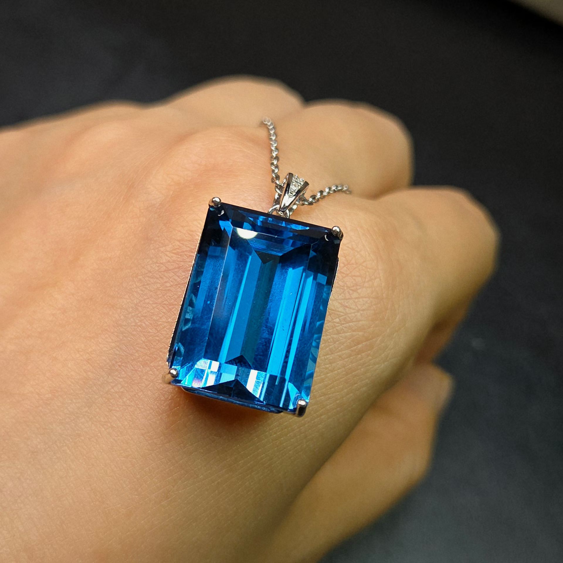 伦敦蓝托帕石大吊坠重量39克拉正品托帕石正宗伦敦蓝色蓝宝石质感