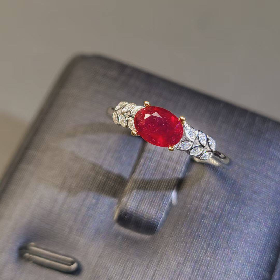 鸽血红红宝石戒指 横镶款戒指 凸显宝石 天然 ​重量0.7-0.8克拉