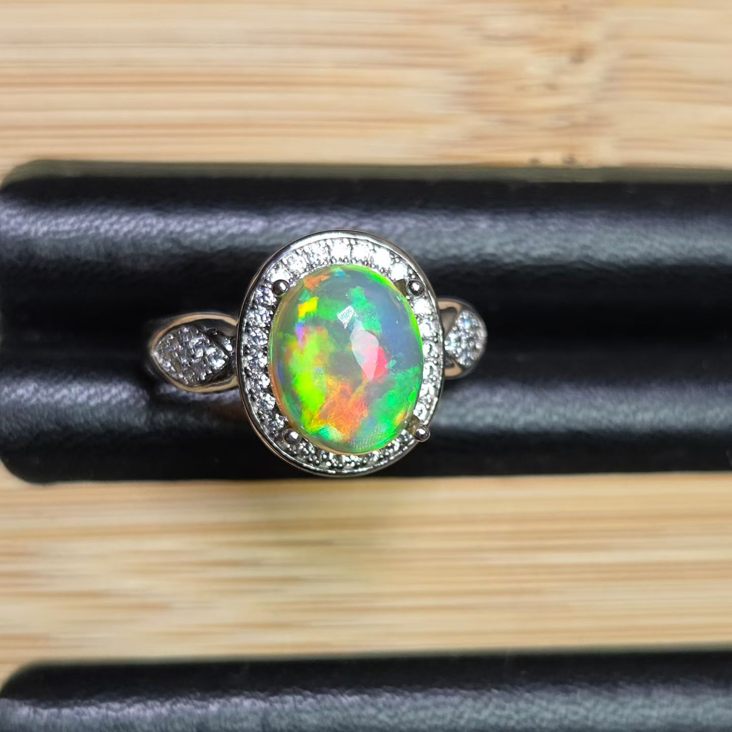 天然欧泊戒指万里选一级别重量2克拉尺寸8*10mm色彩觉美925银镶