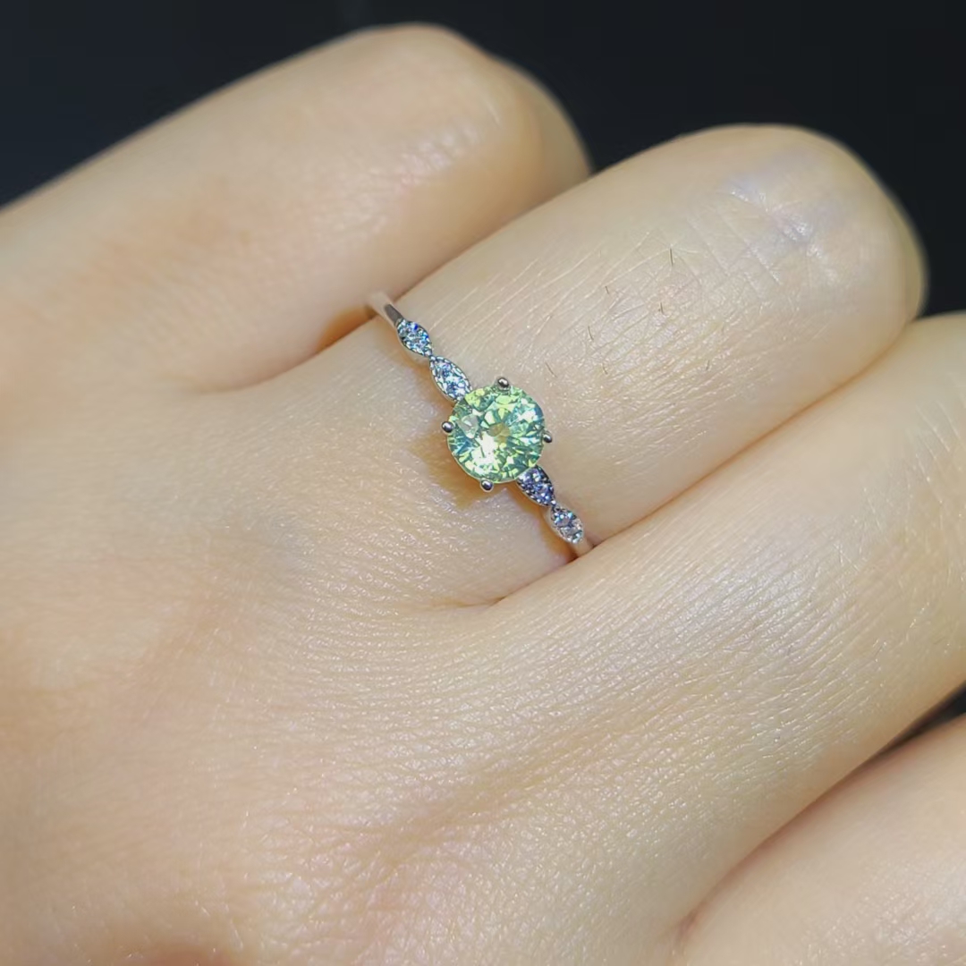 天然金绿色蓝宝石戒指重量0.66克拉 闪烁度​媲美钻石直径5mm