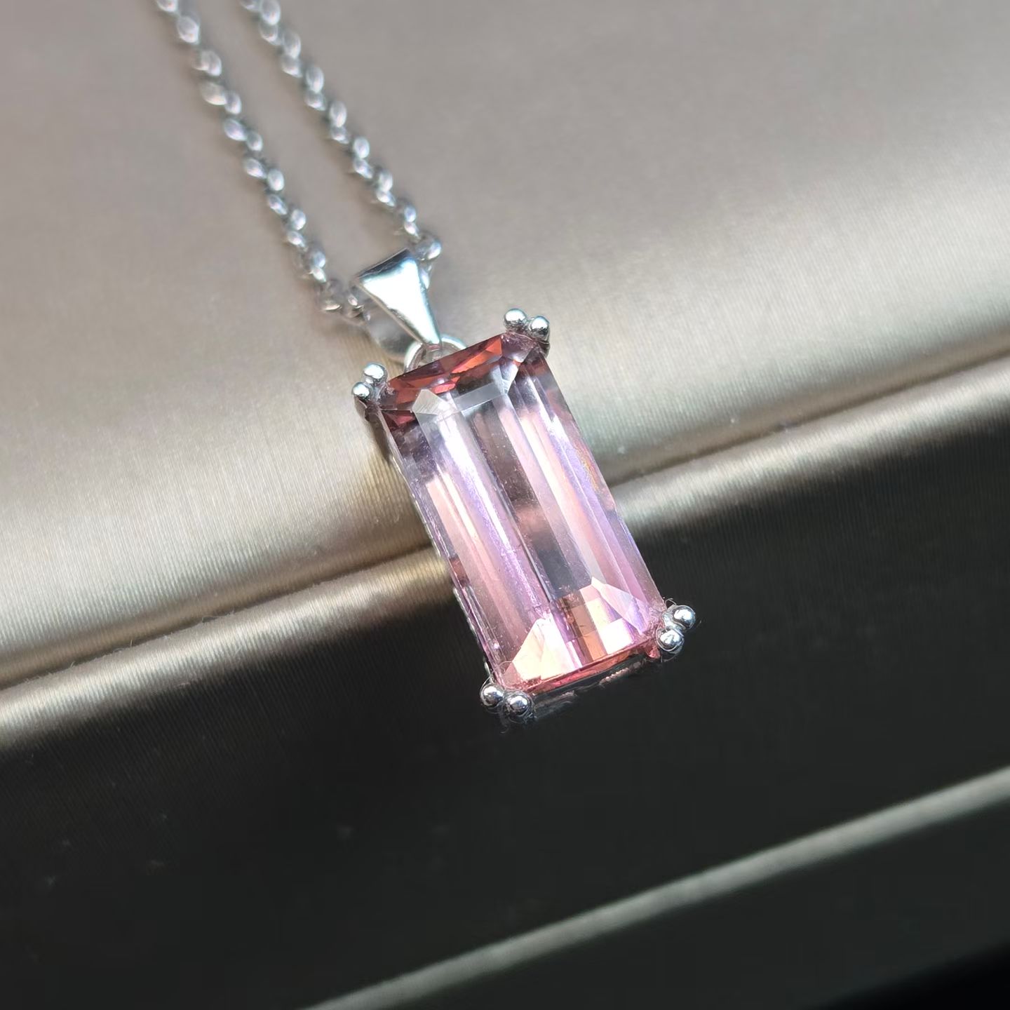 天然粉碧玺吊坠帕帕拉恰蓝宝石颜色(粉+橙色) 重3.39克拉孤品