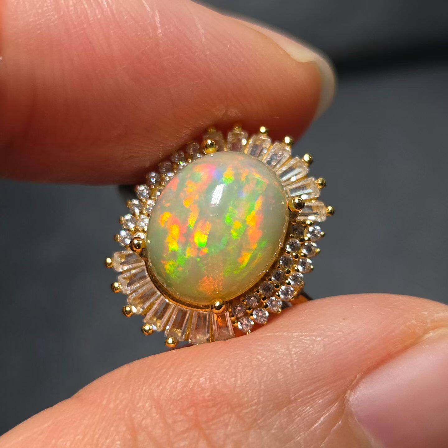 天然欧泊戒指宝石尺寸8*10mm重量2.5克拉左右火彩丰富仿佛油画