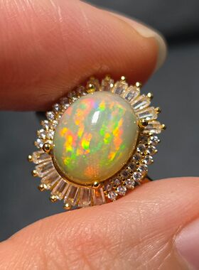 天然欧泊戒指宝石尺寸8*10mm重量2.5克拉左右火彩丰富仿佛油画