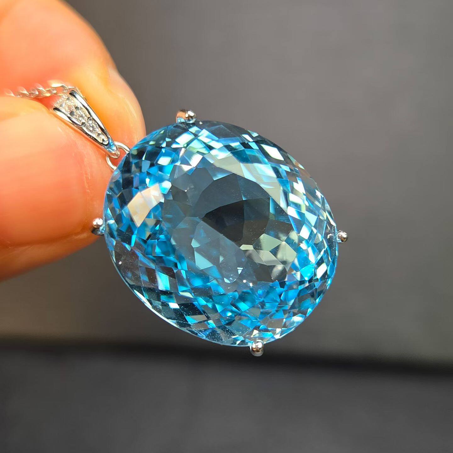 托帕石大吊坠重量52克拉鸽子蛋大小16.2*19.5mm全净体实物爆闪