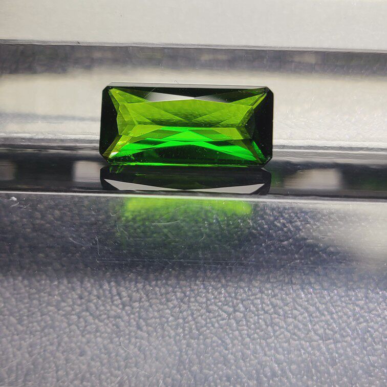 透辉石戒面 长方形公主方切割 晶体非常干净 铬绿色 产地俄罗斯