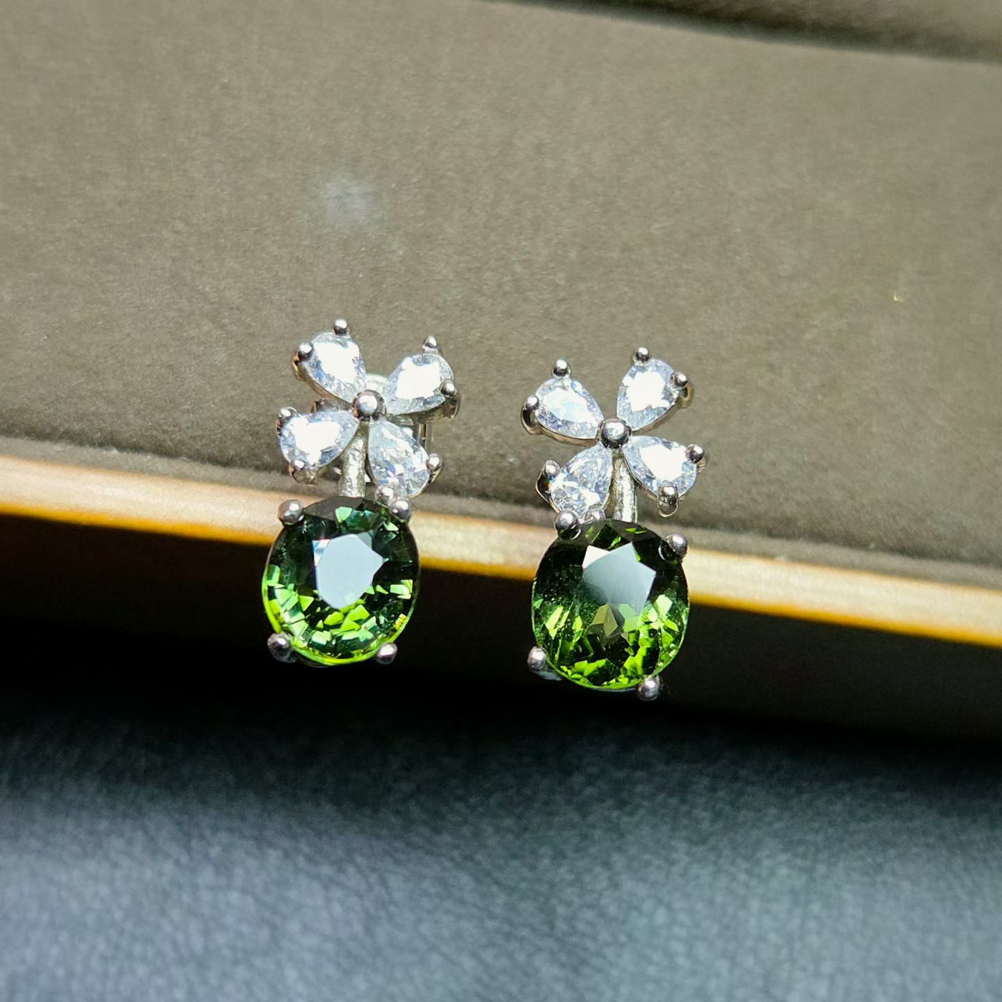 天然碧玺耳钉绿色碧玺四叶草款式重量1.8克拉左右全净体925银镶