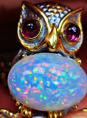 满天星欧泊戒指 粉火绿火繁星点点 饱满圆润 天然 猫头鹰眼睛碧玺