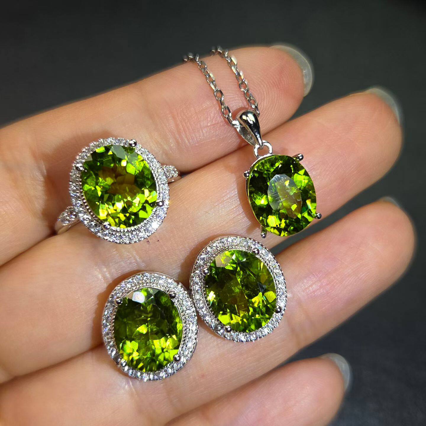 天然橄榄石戒指组合套装橄榄石耳钉吊坠单颗重3.8克拉9*11mm银镶