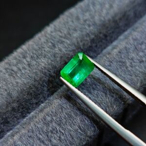 天然祖母绿戒面1.72克拉颜色漂亮晶体干净配权威证书支持定制镶嵌