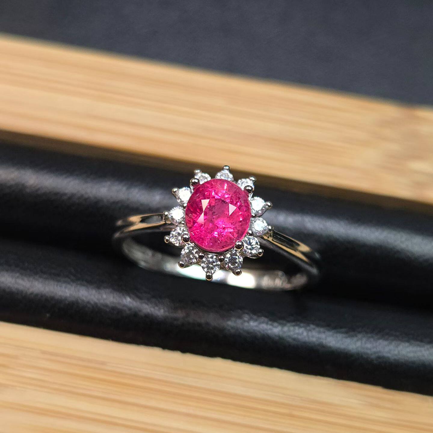 天然马亨盖粉尖晶戒指纯天然重量0.925克拉尺寸5*5.7mm配裸石证书