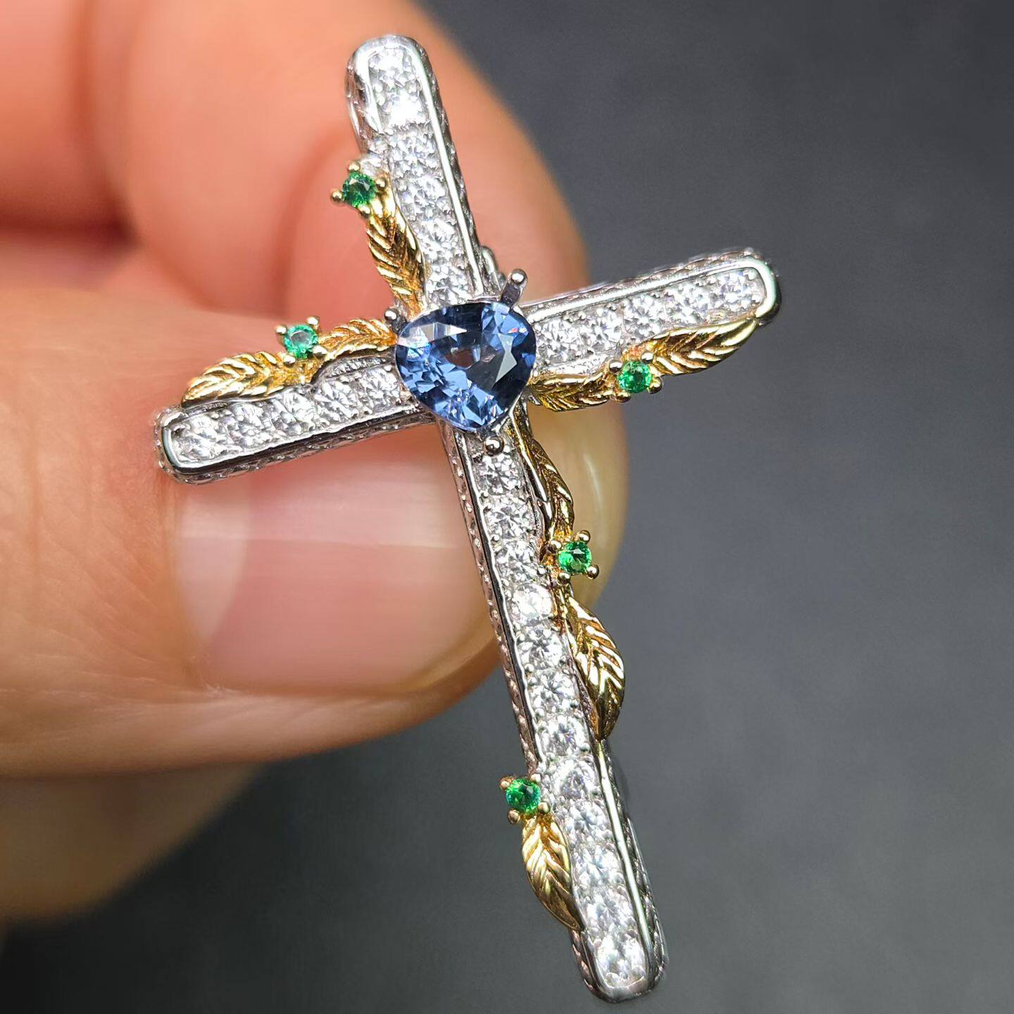 天然蓝尖晶胸针吊坠两用款式杏形钴尖晶直径5mm蓝小妖十姿架孤品