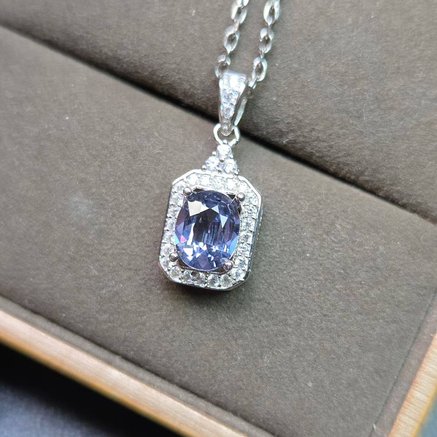 天然尖晶石吊坠蓝尖晶重0.85克拉5.5*7mm全净体实物布灵布灵闪