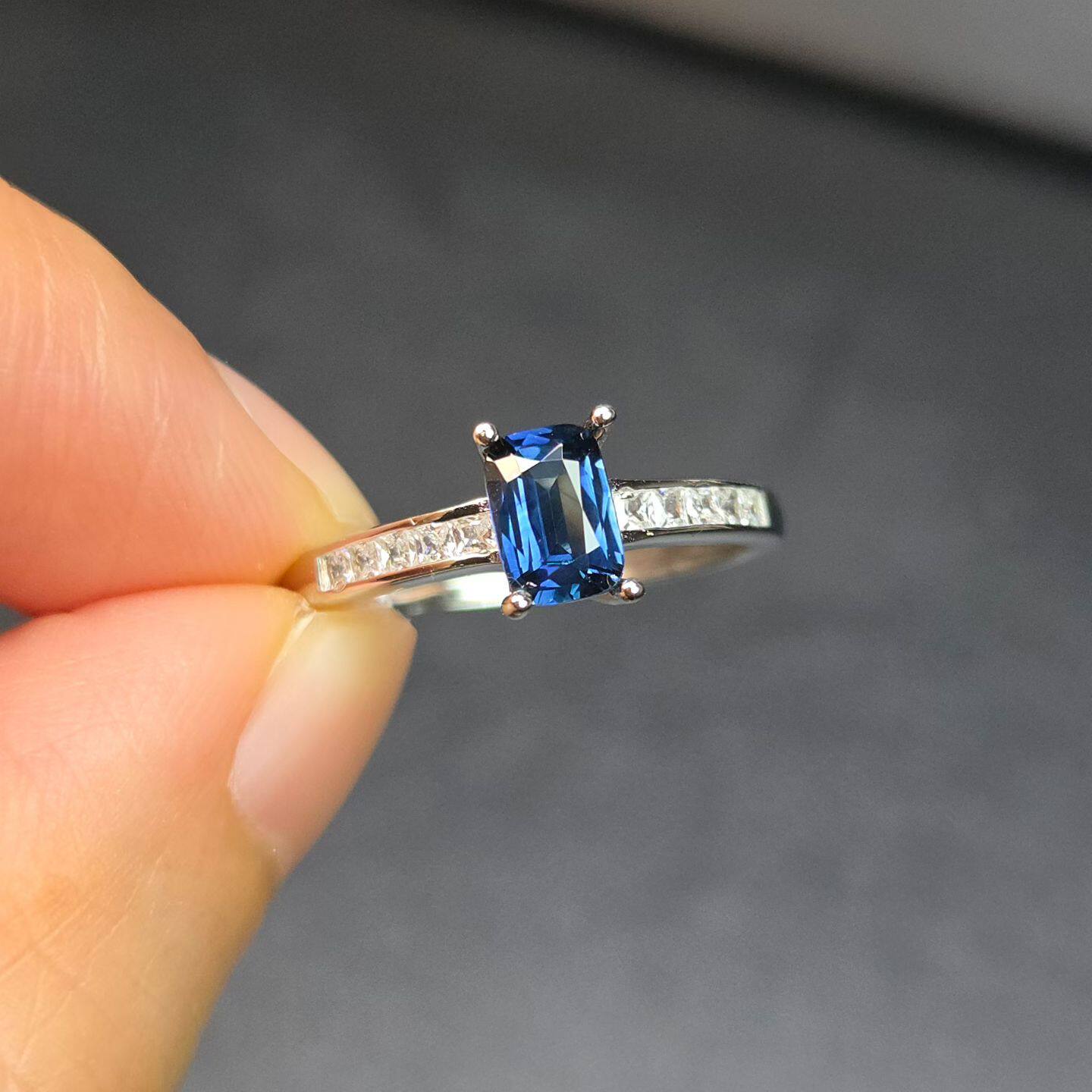 天然蓝宝石戒指长方形小精品重量0.74克拉尺寸4*6mm全净体颜色好
