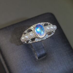 天然月光石戒指 蓝月光 玻璃体 高蓝强荧光 镶金品质 饱满 复古