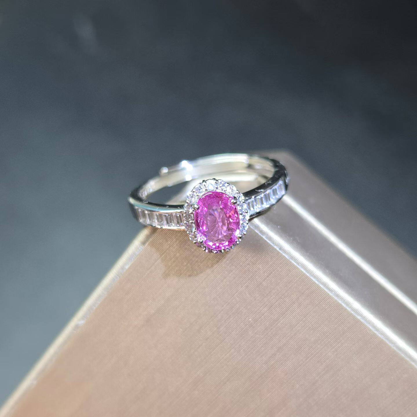 天然粉色蓝宝石戒指媲美粉钻高级名贵宝石重量90分尺寸5*6.8mm