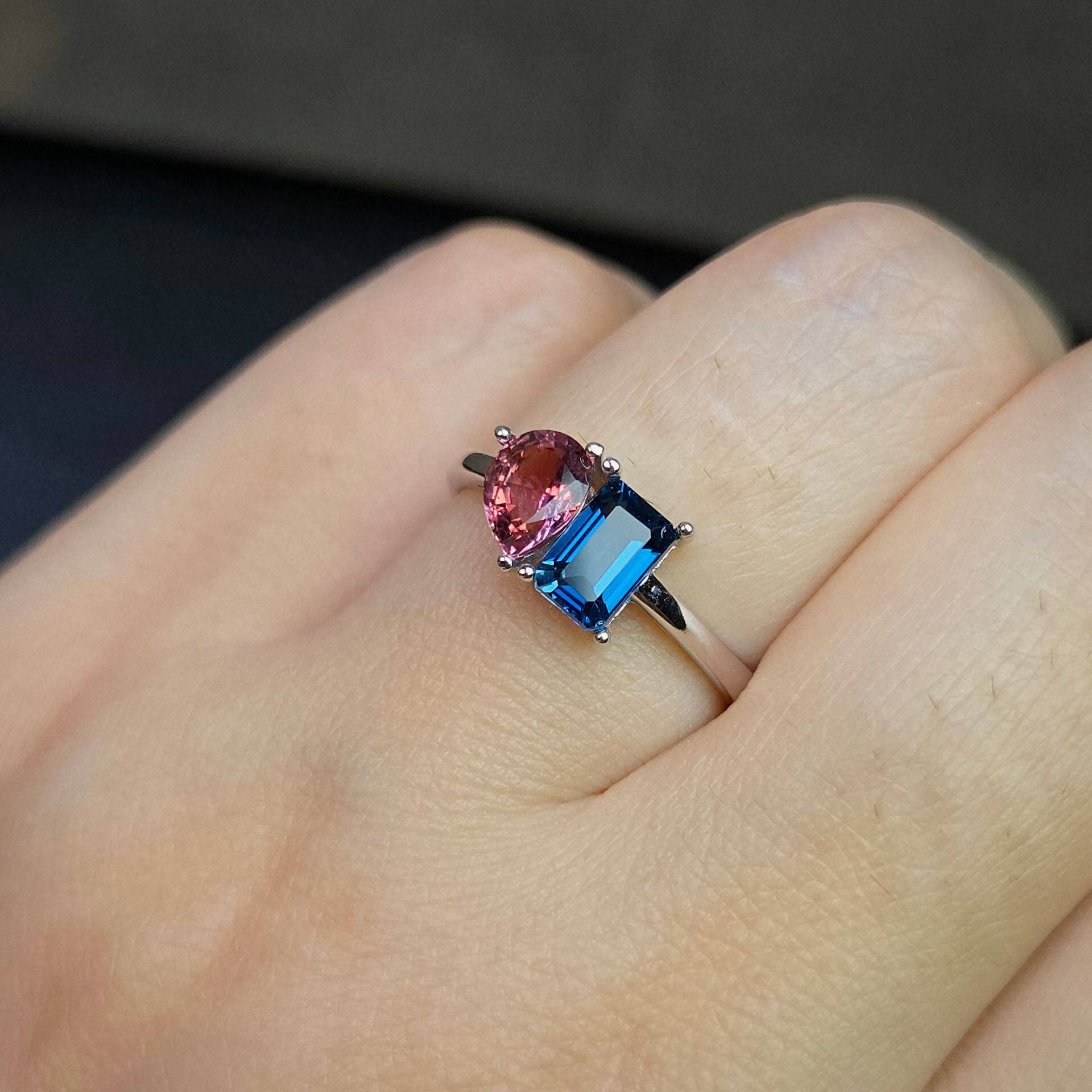 天然粉碧玺+伦敦蓝托帕石戒指双石位款式水滴长方形宝石尺寸4*6mm