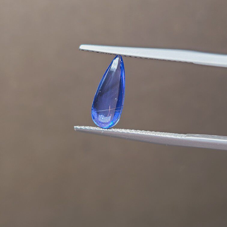 蓝宝石水滴蛋面裸石 人鱼的眼泪  天然立体 晶莹剔透 ​ ​