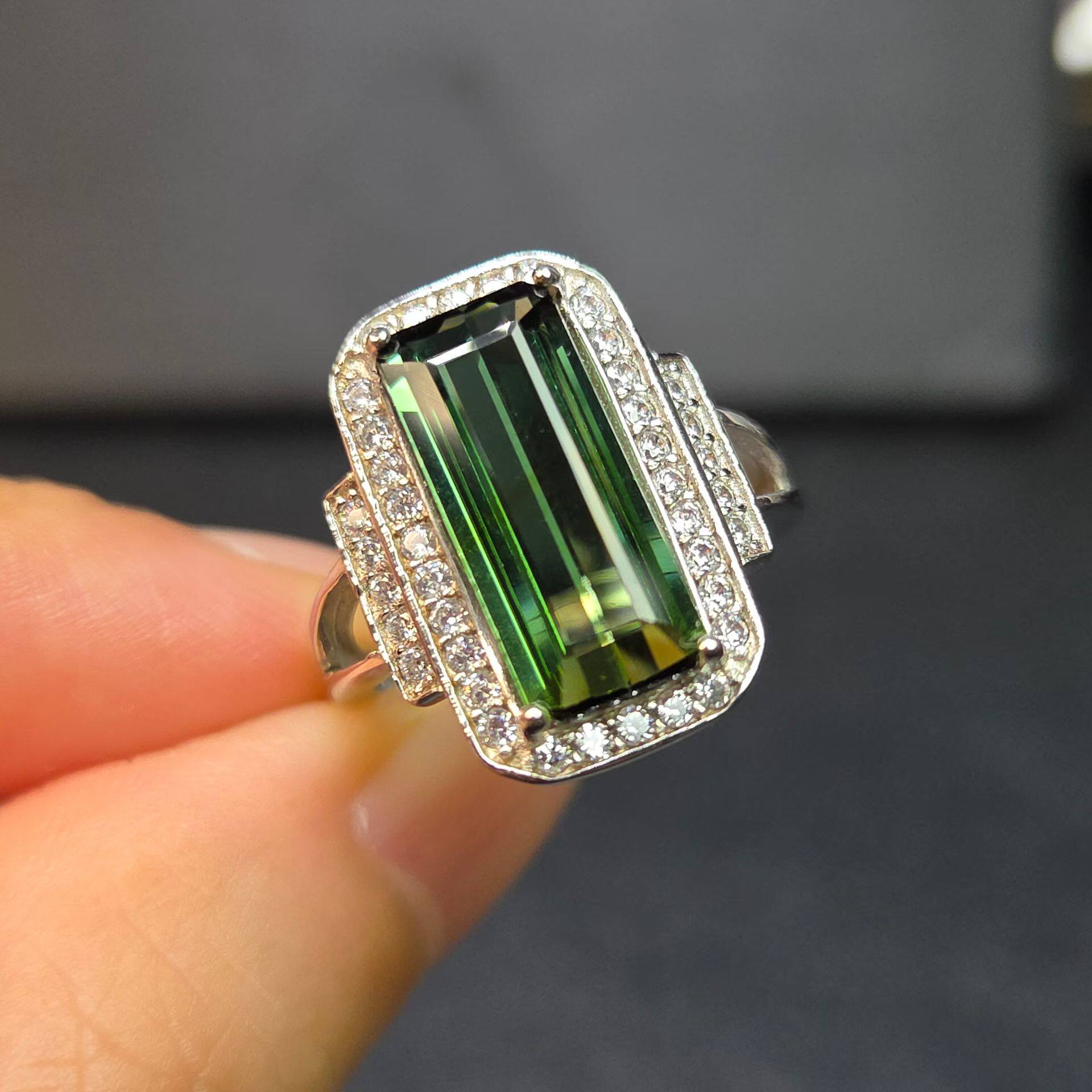 天然绿碧玺戒指重量2.88克拉6.2*14.5mm苗条形完整规整料子全净体