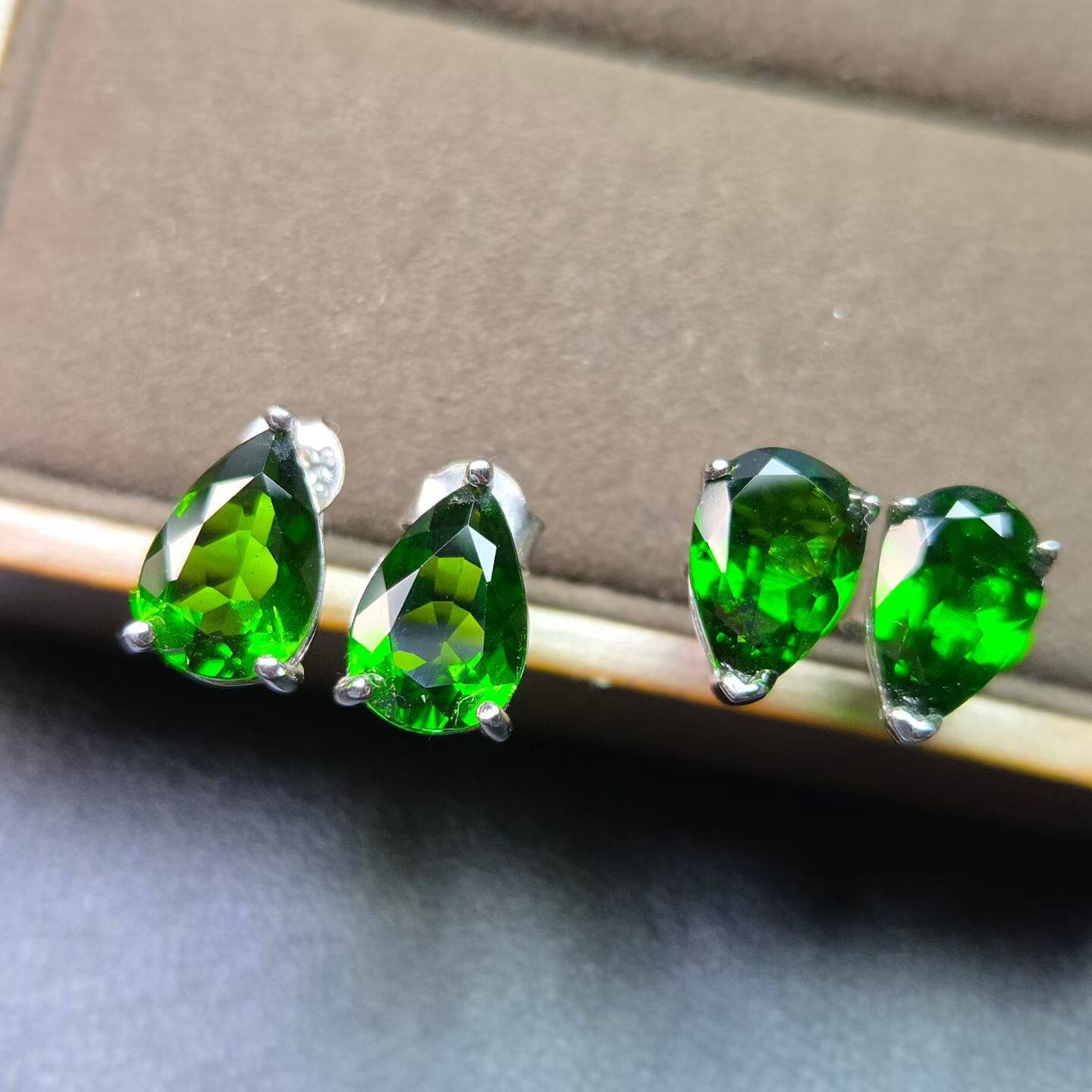 天然俄罗斯透辉石耳钉水滴形状6*9mm3.5克拉左右肉眼全净体镶金级