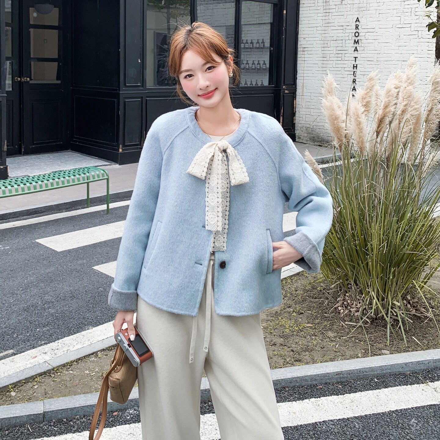 蓝色流行爆款蕾丝系带保暖毛呢外套女2025年冬季新款小盒子呢大衣