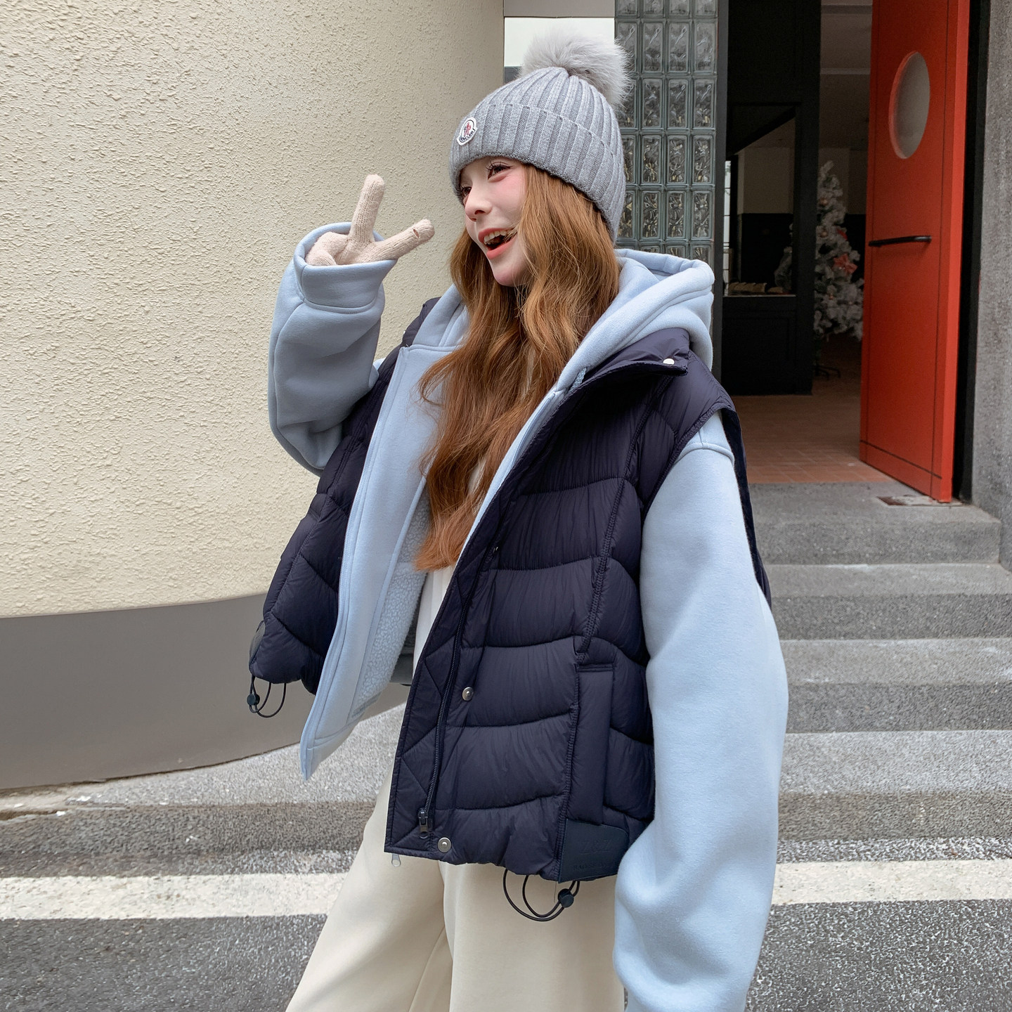 今年流行90白鸭绒羽绒马甲套装女2025冬新款小个子连帽卫衣两件套