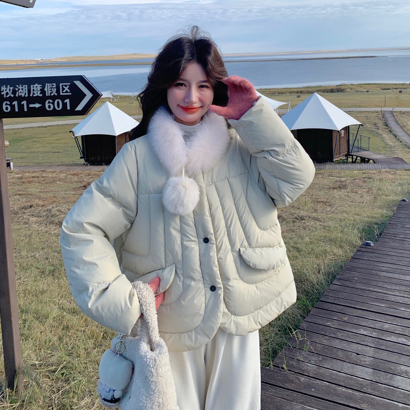 浅绿色清新感小个子羽绒服女2025冬新款白鸭绒时尚保暖短款面包服