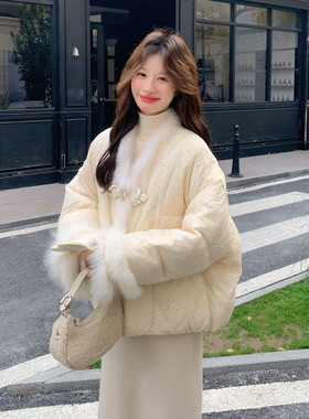 奶黄色新中式国风90白鸭绒羽绒服女2025冬季新款毛绒拼接轻暖外套