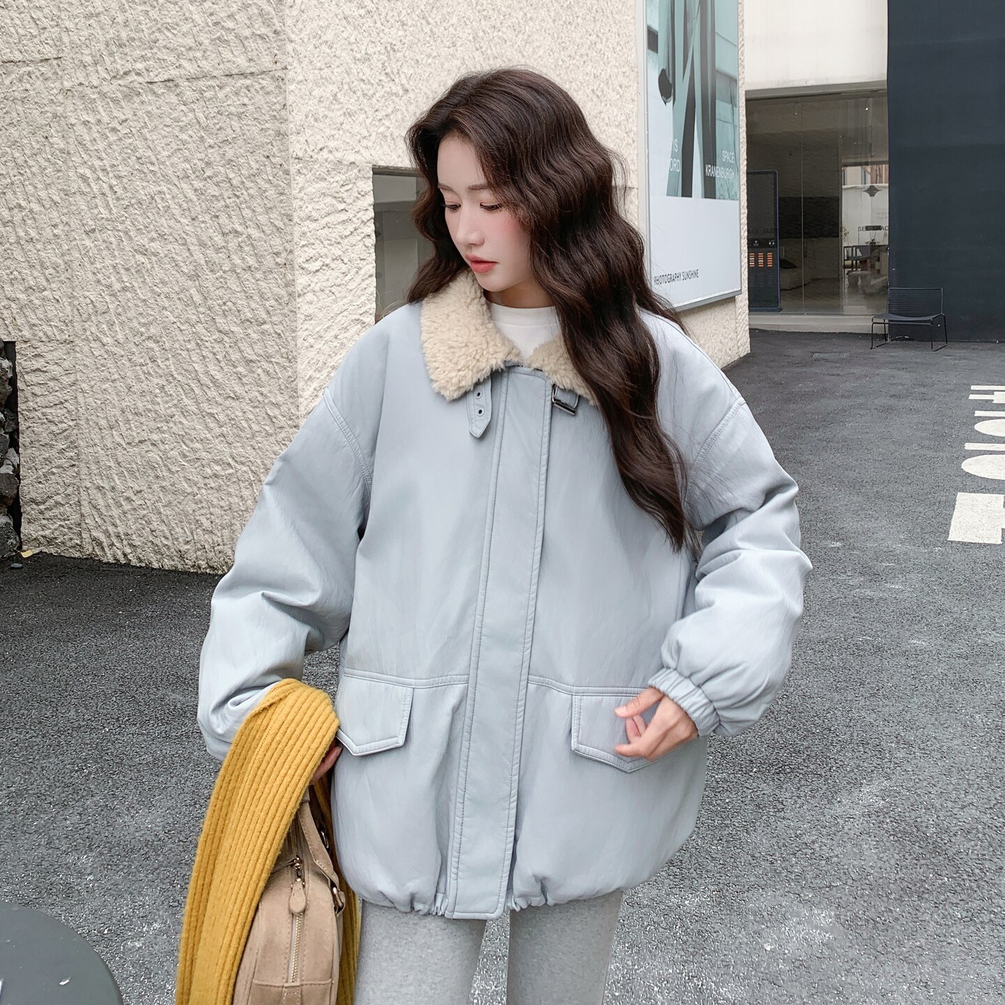 蓝色独特设计加厚保暖翻领羽绒服女2025冬季新款超火的白鸭绒外套