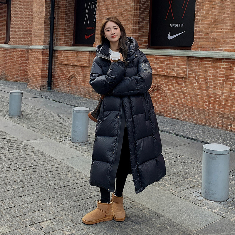 黑色韩系学院风时尚贴标连帽羽绒服女2025冬新款白鹅绒长款面包服