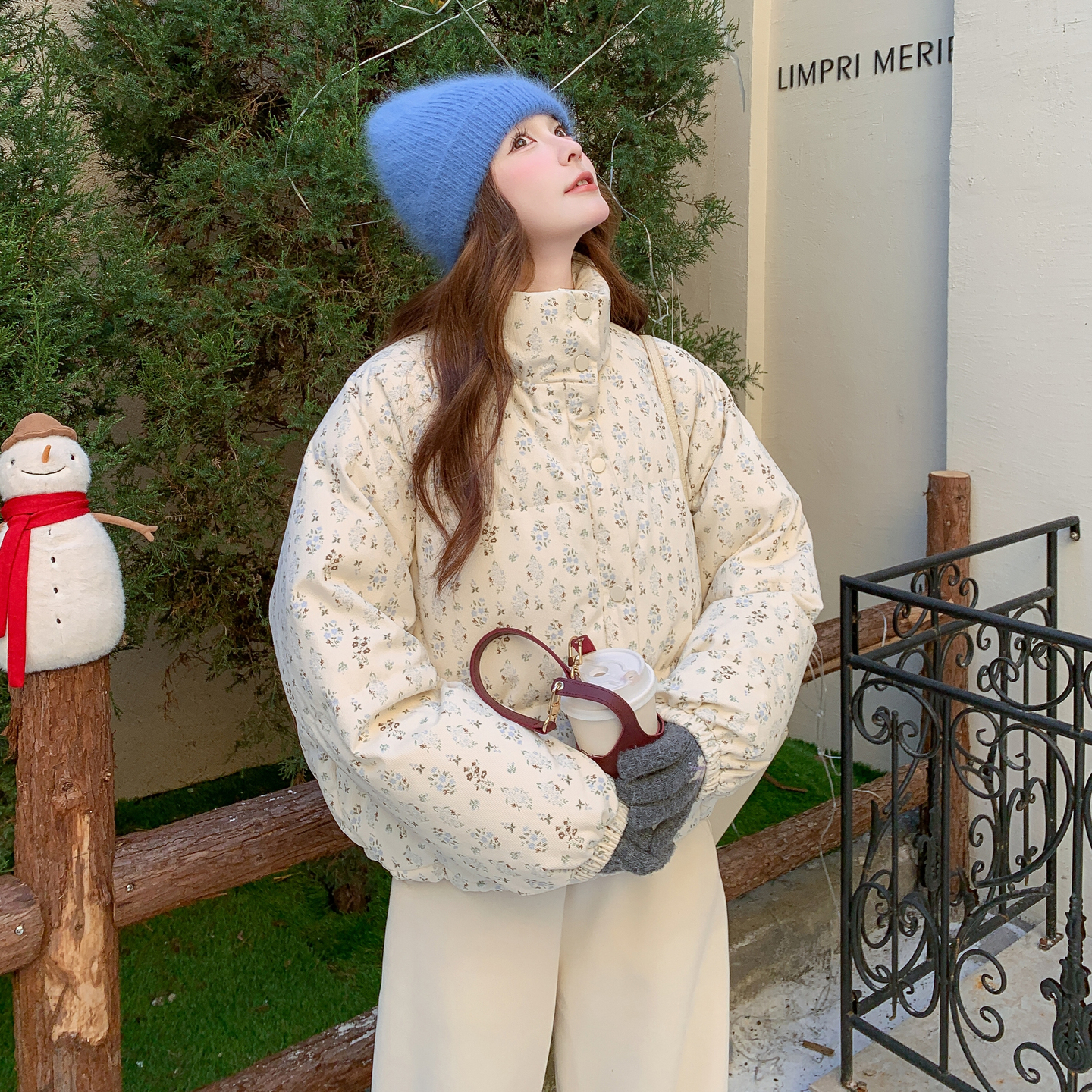 米白色小个子撞色碎花羽绒服