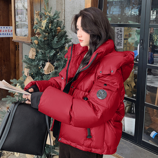 红色短款羽绒服女冬季2025新款时尚连帽加厚白鸭绒面包服保暖外套
