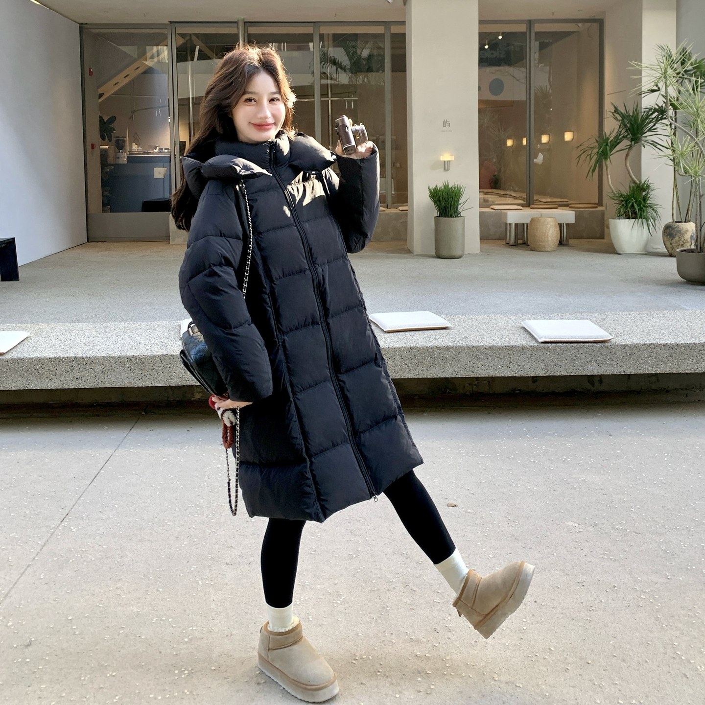 黑色气质减龄方格连帽羽绒服女2025冬季新款白鸭绒中长款轻暖外套