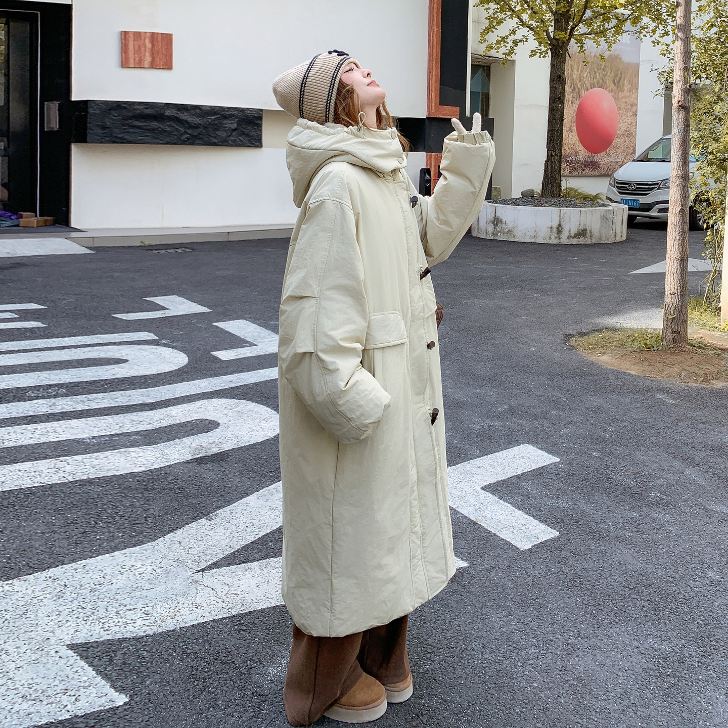 浅卡其色时尚休闲范大被子连帽羽绒服女2025冬季新款90白鸭绒外套