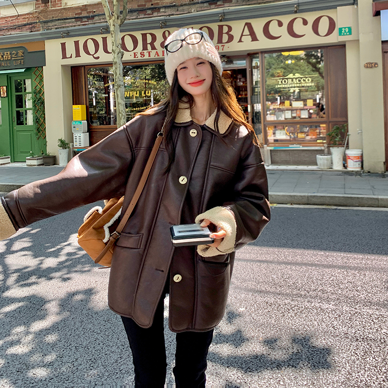 超好看洋气减龄皮毛一体羊羔毛外套女2025冬新款毛绒拼接设计棉服
