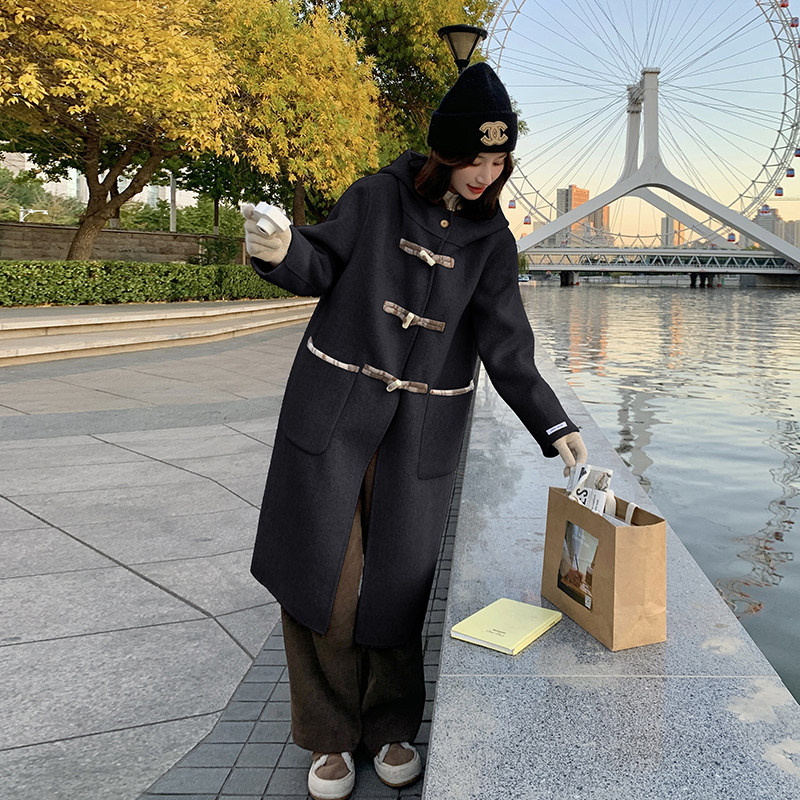 黑灰色慵懒风复古连帽牛角扣呢大衣女2025冬季新款氛围感毛呢外套