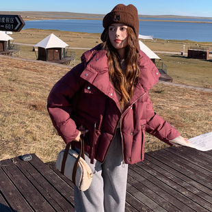 酒红色高级感复古气质短款连帽羽绒服女2025冬季新款轻暖泡芙外套